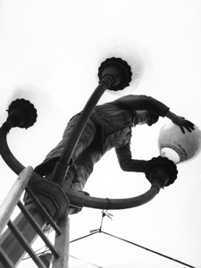 若いランプライター、イタリア、c.1960（ゼラチンシルバープリント） 作： Achille Villani