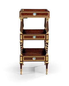 後期ルイ16世のオルモルとカメオに取り付けられたバリイチイの木とマホガニーのテーブルtravailleuse 作： Adam Weisweiler