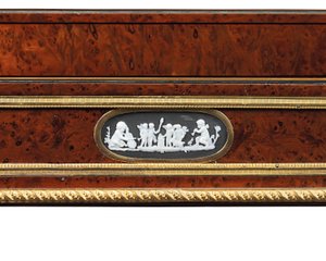 ルイ16世後期のオルモルとカメオに取り付けられたバリイチイの木とマホガニーのテーブルトラヴァイユ（オルモル、イチイ、マホガニー） 作： Adam Weisweiler