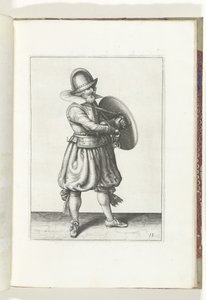 盾と槍の演習: 兵士が盾の後ろからレイピアを抜く (No. 18), 1618 Nassausche Wapen-Handelinge、van Schilt、Spies、Rappier ende Targe : フィギュアで描かれ、[of] (...) Maurits v の新しい順序に従ってポーズをとった 作： Adam van Breen