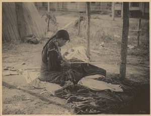 [ビーズ細工に取り組むメスクワキ民族の女性]。
 作： Adolph F. Muhr