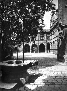パリの中庭から見たクリュニーホテル 作： Adolphe Braun