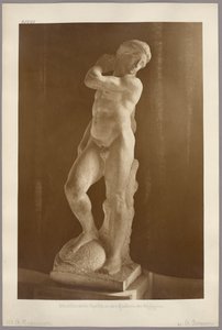 フィレンツェ：ウフィツィ美術館に所蔵されるミケランジェロの未完の『アポロ像』 作： Adolphe Braun