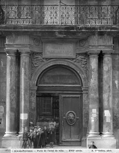 Hotel de Villeを去る男子生徒のグループ、1890〜99年頃 作： Adolphe Giraudon