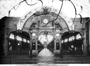 1889年パリの万国博覧会での時計学館のポルティコ 作： Adolphe Giraudon
