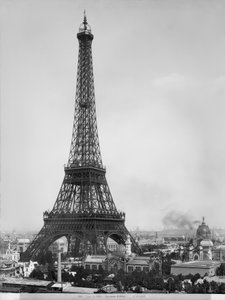 建築家グスターヴエッフェル（1832-1923）のパリでの1889年の万国博覧会の間に撮影されたエッフェル塔（1887-89） 作： Adolphe Giraudon