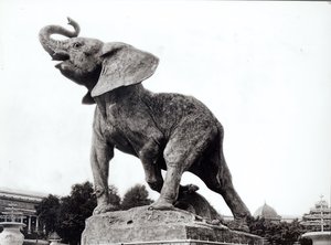 1888年パリ万国博覧会（1878年）のために建設されたトロカデロ宮殿の前にあるエマニュエルフレミエット（1824-1910）による罠（1878年）に捕まった若い象 作： Adolphe Giraudon