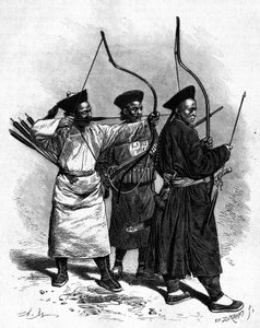 伝統的な衣装を身にまとった3人の中国人射手のポートレート（1870年代）。エドワード・シャルトン編『Le Tour du Monde, Nouveau journal des Voyages』（パリ）に掲載されたトムソンの写真をマリーが描いたものからのエングレーヴィング。 作： Adrien Emmanuel Marie