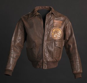 ウッドロー W. クロケット中佐が着用したタスキーギ エアマン フライト ジャケット、1942 年。 作： Aero Leather Clothing Co.