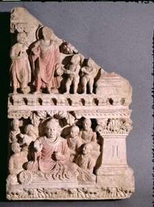 仏の生涯の場面：粉のボウルと最初の説教の提供、1-4世紀のハッダからのグレコ仏教スタイル（石灰岩） 作： Afghan School