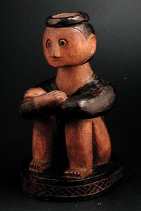 ヘッドリングをつけた男性の坐像 モザンビーク、ツォンガ 19世紀後半（木製）