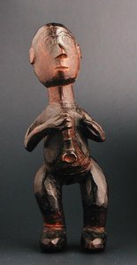 パイプを持つヨーロッパ人男性の立像 東南アジア 19世紀後半（木製）