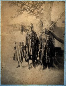 伝統的な衣装を着た3人のセネガル人男性（モノクロ写真） 作： African