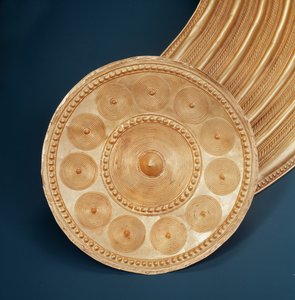 首輪、ティペラリー州アードクロニー、青銅器時代後期、紀元前800～700年（金）（詳細）（390401も参照 作： Age Bronze
