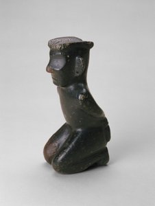 ひざまずく人物、中国、おそらく四川省、紀元前2千年紀後期（緑泥石） 作： Age Bronze