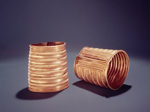 青銅器時代中期、オファリー州デリンボーイ出土の一対の腕輪 作： Age Bronze