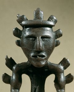 先史時代：ガリックのトレゾール（ロシア、コストロマ）のブロンズ製戦士の像。紀元前1500年。青銅器時代。モスクワ、国立歴史博物館 作： Age Bronze