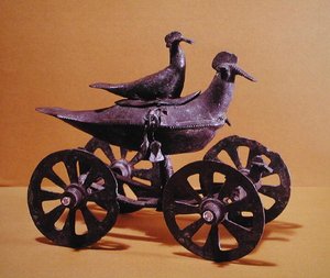 サラエボ近郊のグラシナツ文化（ブロンズ）からの2羽の鳥の形をした奉納戦車 作： Iron Age