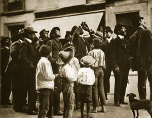 1910年4月、ハレー彗星を観測するメキシコシティの大観衆 作： Agustin Victor Casasola