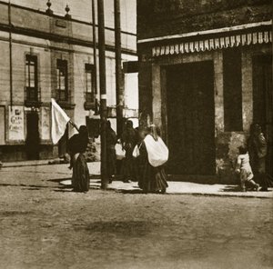 1913年2月にメキシコシティで開催された「ラデセナトラジカ」の期間中、白い旗の下で通りを歩く女性 作： Agustin Victor Casasola
