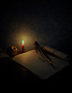 静かなキャンドルの灯りの下での書斎 作： 