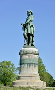 ガリアの指導者ヴェルセイトリクス（紀元前72-46年）の巨像 - ミレー・エイム（1819-1891年）の彫刻 高さ6.60メートルのエリゲが1865年にオーソワ山の西部に設置された（台座はヴィオレ・ル・デュックによる高さ7メートル） アリーゼ・サント・レーヌ 1865年 作： Aime Millet