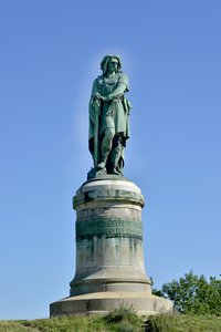 ガリアの指導者ヴェルセイトリクス（紀元前72-46年）の巨像 - ミレー・エイム（1819-1891年）の彫刻 高さ6.60メートルのエリゲが1865年にオーソワ山の西部に設置された（台座はヴィオレ・ル・デュックによる高さ7メートル） アリーゼ・サント・レーヌ 1865年 作： Aime Millet