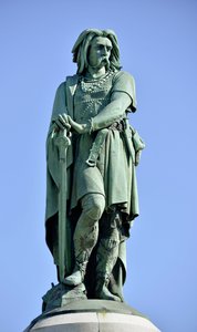 ガリアの指導者ヴェルセイトリクス（紀元前72-46年）の巨像 - ミレー・エイム（1819-1891年）の彫刻 高さ6.60メートルのエリゲが1865年にオーソワ山の西部に設置された（台座はヴィオレ・ル・デュックによる高さ7メートル） アリーズ・サント・レーヌ 1865年