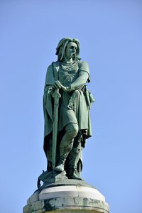 ガリアの指導者ヴェルセイトリクス（紀元前72-46年）の巨像 - ミレー・エイム（1819-1891年）の彫刻 高さ6.60メートルのエリゲが1865年にオーソワ山の西部に設置された（台座はヴィオレ・ル・デュックによる高さ7メートル） アリーゼ・サント・レーヌ 1865年