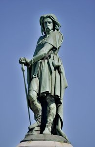 ガリアの指導者ヴェルセイトリクス（紀元前72-46年）の巨像 - ミレー・エイム（1819-1891年）の彫刻 高さ6.60メートルのエリゲが1865年にオーソワ山の西部に設置された（台座はヴィオレ・ル・デュックによる高さ7メートル） アリーゼ・サント・レーヌ 1865年