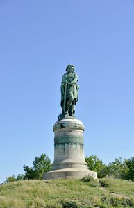 ガリアの指導者ヴェルセイトリクス（紀元前72-46年）の巨像 - ミレー・エイム（1819-1891年）の彫刻 高さ6.60メートルのエリゲが1865年にオーソワ山の西部に設置された（台座はヴィオレ・ル・デュックによる高さ7メートル） アリーズ・サント・レーヌ 1865年