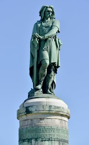 ガリアの指導者ヴェルセイトリクス（紀元前72-46年）の巨像 - ミレー・エイム（1819-1891年）の彫刻 高さ6.60メートルのエリゲが1865年にオーソワ山の西部に設置された（台座はヴィオレ・ル・デュックによる高さ7メートル） アリーズ・サント・レーヌ 1865年 作： Aime Millet