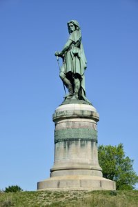 ガリアの指導者ヴェルセイトリクス（紀元前72-46年）の巨像 - ミレー・エイム（1819-1891年）の彫刻 高さ6.60メートルのエリゲが1865年にオーソワ山の西部に設置された（台座はヴィオレ・ル・デュックによる高さ7メートル） アリーゼ・サント・レーヌ 1865年