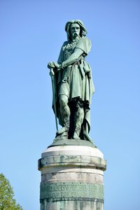 ガリアの指導者ヴェルセイトリクス（紀元前72-46年）の巨像 - ミレー・エイム（1819-1891年）の彫刻 高さ6.60メートルのエリゲが1865年にオーソワ山の西部に設置された（台座はヴィオレ・ル・デュックによる高さ7メートル） アリーゼ・サント・レーヌ 1865年 作： Aime Millet