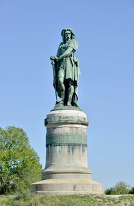 ガリアの指導者ヴェルセイトリクス（紀元前72-46年）の巨像 - ミレー・エイム（1819-1891年）の彫刻 高さ6.60メートルのエリゲが1865年にオーソワ山の西部に設置された（台座はヴィオレ・ル・デュックによる高さ7メートル） アリーゼ・サント・レーヌ 1865年