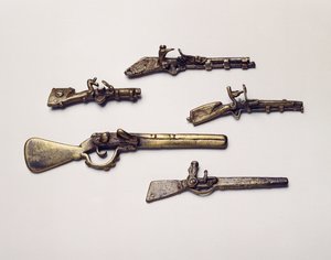 銃の形で鋳造された金のウェイト（真鍮）