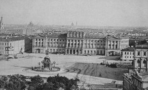 1870年代のサンクトペテルブルクの聖イサアク広場にあるマリインスキー宮殿マリー宮殿 作： Albert Felisch