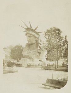 1883年、パリの公園に展示されていた自由の女神の頭 作： Albert Fernique