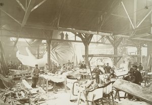自由の女神、1883年の建設のために銅板をハンマーで打つワークショップの男性 作： Albert Fernique
