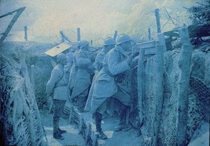 フランスのリスニングポスト：1916年、西部戦線の塹壕の兵士（オートクローム） 作： Albert Samama Chikli