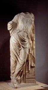 柱にアフロディーテ。紀元前5世紀のギリシャの彫刻家、アルカメーネが使用したアフロディーテを模した大理石の彫刻 Dim.1,18 m パリ、ルーヴル美術館
