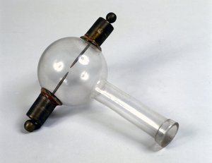 アレッサンドロ（アレクサンドル）・ボルタの電気銃でメタンに点火したもの。ミラノの科学技術博物館。 作： Alessandro Volta