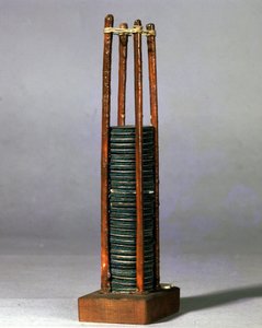 アレッサンドロ（アレキサンダー）・ボルタの山。ミラノの科学技術博物館。 作： Alessandro Volta