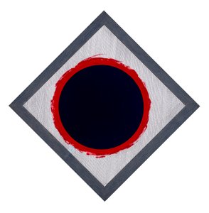 サークル・ブルー・オン・レッド・ダイヤモンド、2022年（カードにエナメルとペン） 作： Alex Dunn