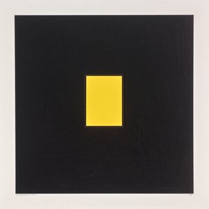 黒地に黄色の長方形、2021年（カードにエナメル） 作： Alex Dunn