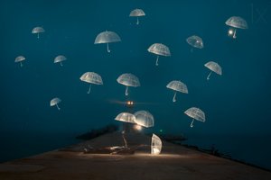「浮かぶ傘の夜」 作： Alexandar Lazarov