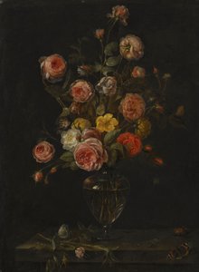 赤、白、ピンクのバラをガラスの花瓶に生け、蝶、バッタ、カブトムシを配した静物画。