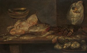 近くのテーブルに魚とロブスターとカキのある静物