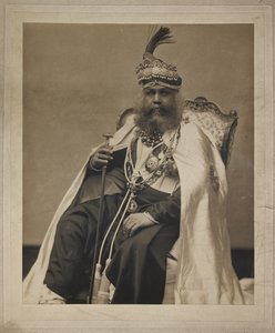 サワイ マド シン卿の肖像、ジャイプールのマハラジャ、1900 年代頃（白黒写真）