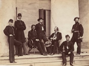 1864 年 5 月、アーリントンのアーリントン ハウスの階段にいるグスタバス A. デルッシー准将と参謀。 作： Alexander Gardner